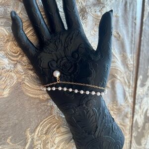 Elegant Gold and Pearl Bracelet